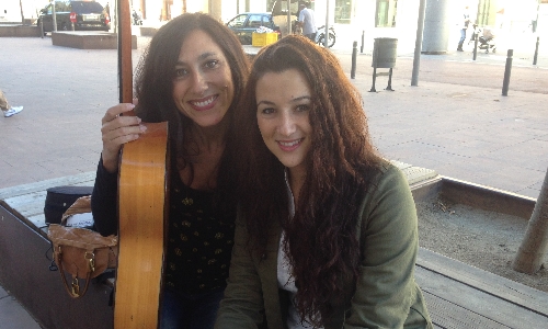 Alba Carmona y su guitarrista Marta Robles